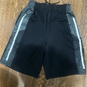 Men’s medium under Armour, athletic shorts black